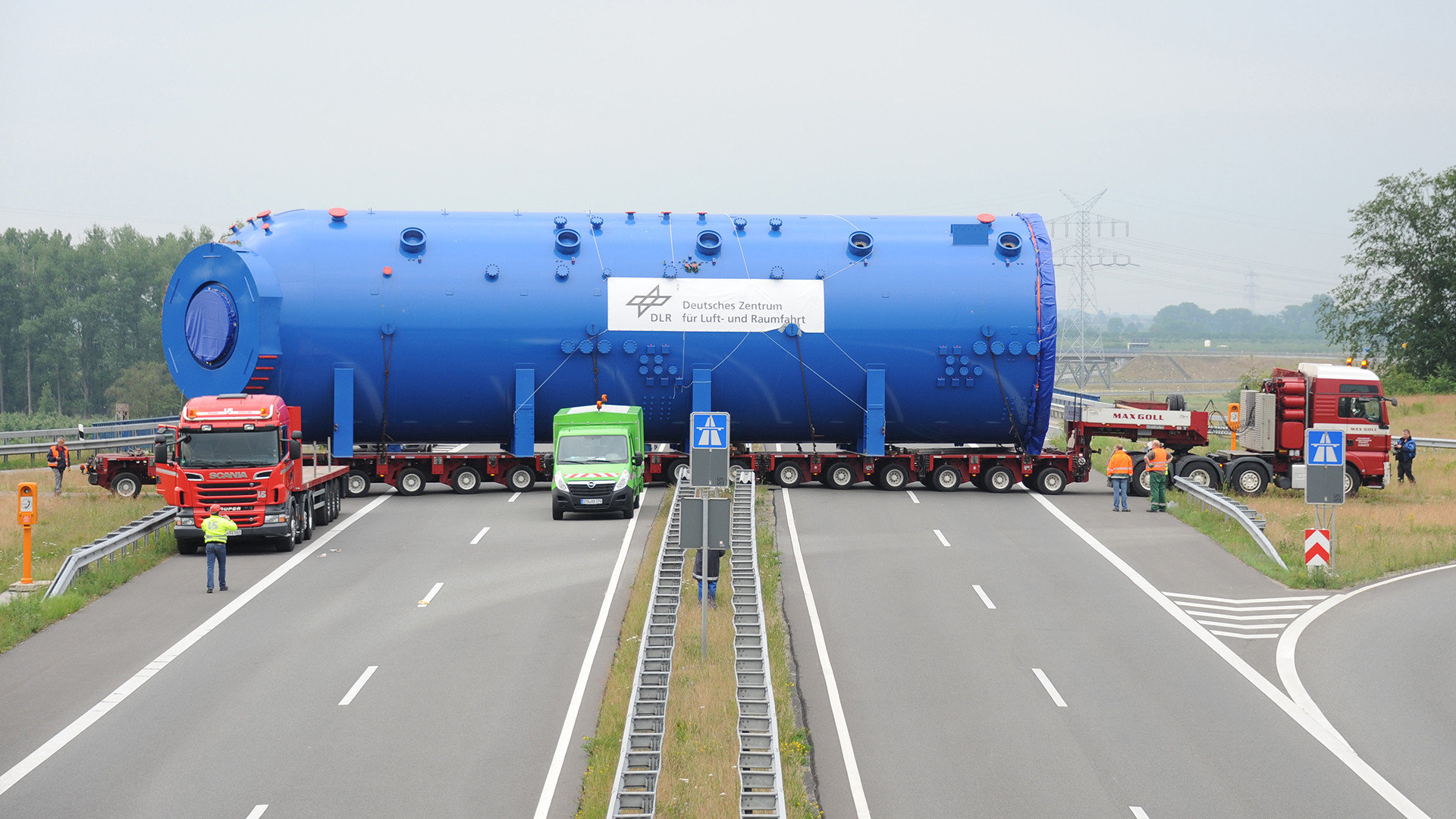 Riesiger Schnellkochtopf auf der Autobahn