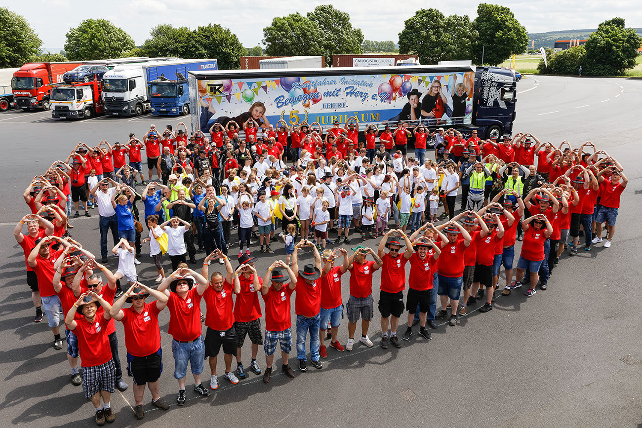 Lkw-Fahrer zeigen großes Herz für kleine Kinder