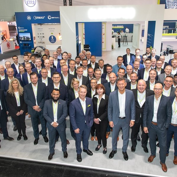 🚛🌟 Team Spirit auf der IAA Transportation! 
Hier ist unser Gruppenfoto von der Messe. Kommt vorbei und entdeckt unsere...